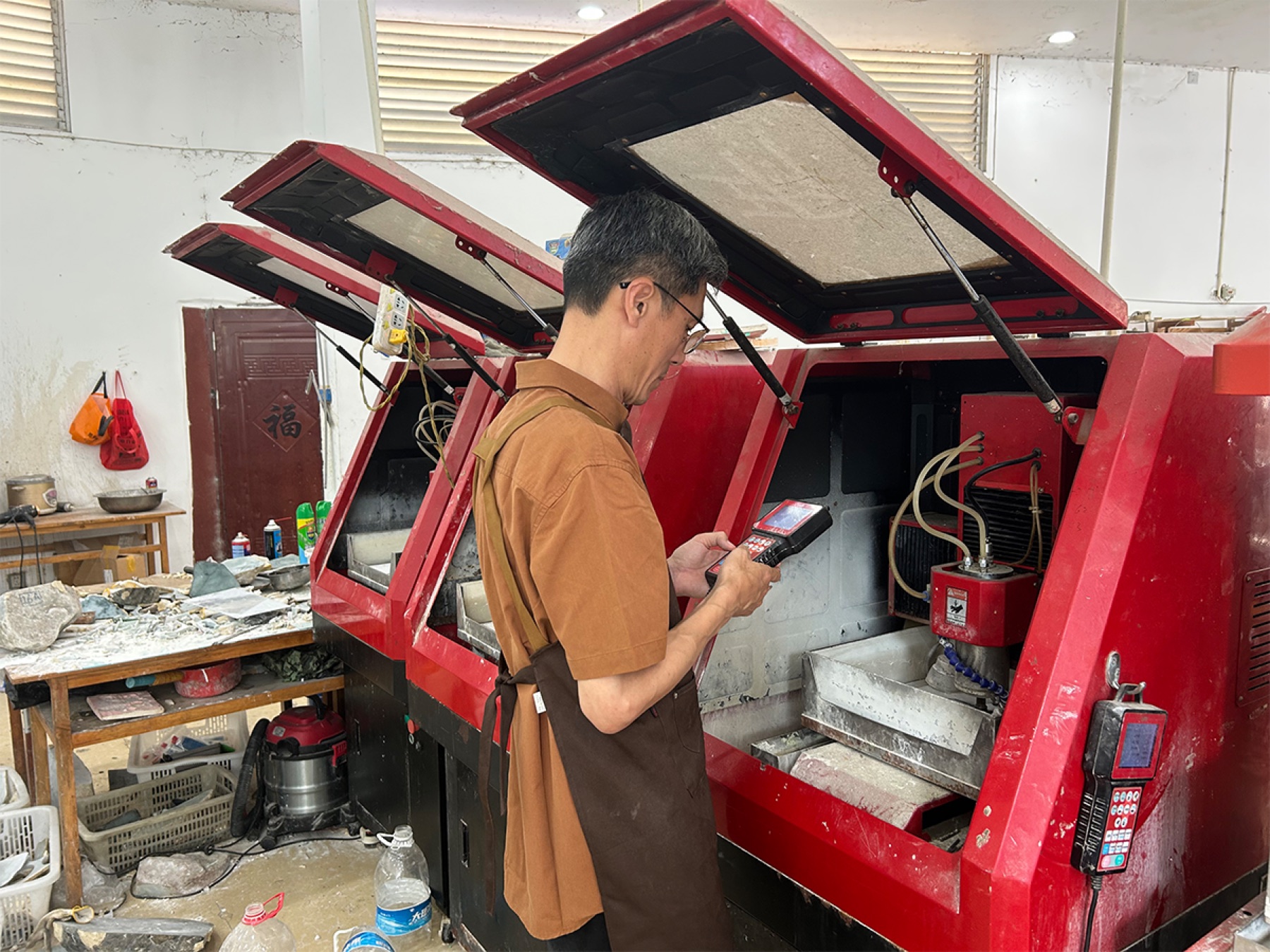 翡翠加工機器操作