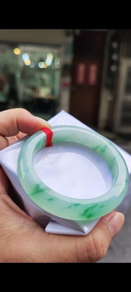 冰种飘阳绿花正圈手镯 自然光实物图